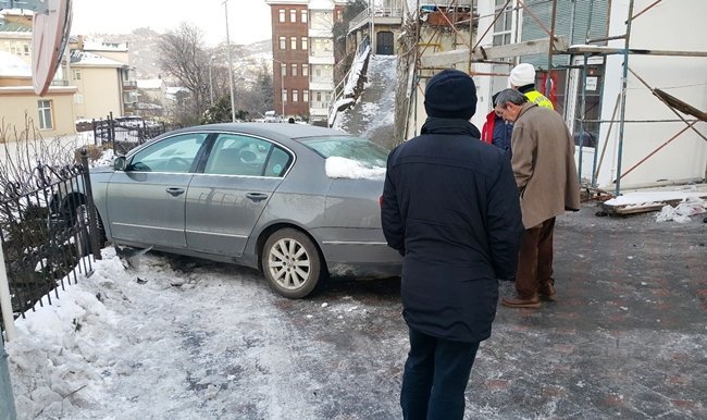 ZONGULDAK’IN EREĞLİ İLÇESİNDE AŞIRI BUZLANMA KAZALARI DA BERABERİNDE GETİRDİ. KDZ. HATİCE ERDEM MESLEKİ VE TEKNİK ANADOLU LİSESİ YANINDAKİ YOLDA KAYMAYA BAŞLAYAN OTOMOBİL BARİYERLERE ÇARPARAK DURABİLDİ. (VEDAT KILIÇ/ZONGULDAK-İHA)