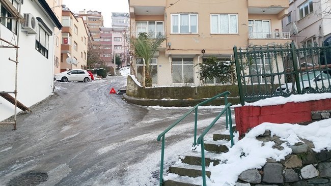 KDZ. HATİCE ERDEM MESLEKİ VE TEKNİK ANADOLU LİSESİ YANINDAKİ YOLDA KAYMAYA BAŞLAYAN OTOMOBİL BARİYERLERE ÇARPARAK DURABİLDİ, BUZLU YOLDA 5 ÖĞRENCİDE DÜŞEREK YARALANDI. (VEDAT KILIÇ/ZONGULDAK-İHA)