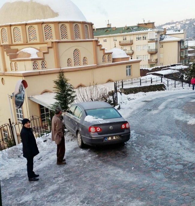 KDZ. HATİCE ERDEM MESLEKİ VE TEKNİK ANADOLU LİSESİ YANINDAKİ YOLDA KAYMAYA BAŞLAYAN OTOMOBİL BARİYERLERE ÇARPARAK DURABİLDİ. (VEDAT KILIÇ/ZONGULDAK-İHA)