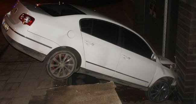 KARABÜK’TE, SÜRÜCÜSÜNÜN PARK EDİP EL FRENİNİ ÇEKMEDEN BIRAKTIĞI OTOMOBİL, EĞİMLİ YOLDA KENDİLİĞİNDEN HAREKET EDİP BİNA DUVARINA ÇARPTI. KAZADA OTOMOBİL İÇİNDEKİ 10 YAŞINDAKİ İREM NUR KOLUKISA YARALANDI. (YASİN ERDEM/KARABÜK-İHA)