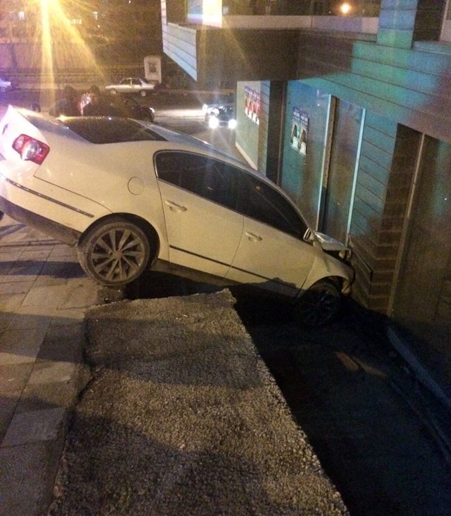 KARABÜK’TE, SÜRÜCÜSÜNÜN PARK EDİP EL FRENİNİ ÇEKMEDEN BIRAKTIĞI OTOMOBİL, EĞİMLİ YOLDA KENDİLİĞİNDEN HAREKET EDİP BİNA DUVARINA ÇARPTI. KAZADA OTOMOBİL İÇİNDEKİ 10 YAŞINDAKİ İREM NUR KOLUKISA YARALANDI. (YASİN ERDEM/KARABÜK-İHA)