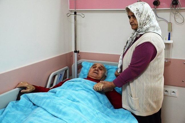 ZONGULDAK’TA İKİ KEZ KALP KRİZİ GEÇİREREK ÖLEN YAŞLI ADAM ELEKTRO ŞOK SAYESİNDE YENİDEN CANLANDIRILDI. KALP RİSKİNE RAĞMEN BU KEZDE MESANE KANSERİ OLDUĞU TESPİT EDİLEN 78 YAŞINDAKİ LÜTFİ ÇOBAN, BEÜ HASTANESİ'NDE DOKTORLARIN BAŞARILI GEÇEN AMELİYATI SONRASINDA TABURCU OLDU. (ÖMER TEKCAN - ONUR ALTINDAĞ/ZONGULDAK-İHA)