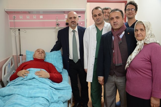 ZONGULDAK’TA İKİ KEZ KALP KRİZİ GEÇİREREK ÖLEN YAŞLI ADAM ELEKTRO ŞOK SAYESİNDE YENİDEN CANLANDIRILDI. KALP RİSKİNE RAĞMEN BU KEZDE MESANE KANSERİ OLDUĞU TESPİT EDİLEN 78 YAŞINDAKİ LÜTFİ ÇOBAN, BEÜ HASTANESİ'NDE DOKTORLARIN BAŞARILI GEÇEN AMELİYATI SONRASINDA TABURCU OLDU. (ÖMER TEKCAN - ONUR ALTINDAĞ/ZONGULDAK-İHA)