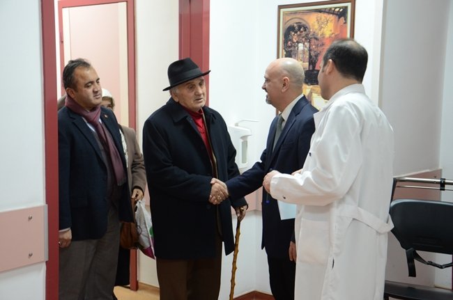 ZONGULDAK’TA İKİ KEZ KALP KRİZİ GEÇİREREK ÖLEN YAŞLI ADAM ELEKTRO ŞOK SAYESİNDE YENİDEN CANLANDIRILDI. KALP RİSKİNE RAĞMEN BU KEZDE MESANE KANSERİ OLDUĞU TESPİT EDİLEN 78 YAŞINDAKİ LÜTFİ ÇOBAN, BEÜ HASTANESİ'NDE DOKTORLARIN BAŞARILI GEÇEN AMELİYATI SONRASINDA TABURCU OLDU. (ÖMER TEKCAN - ONUR ALTINDAĞ/ZONGULDAK-İHA)