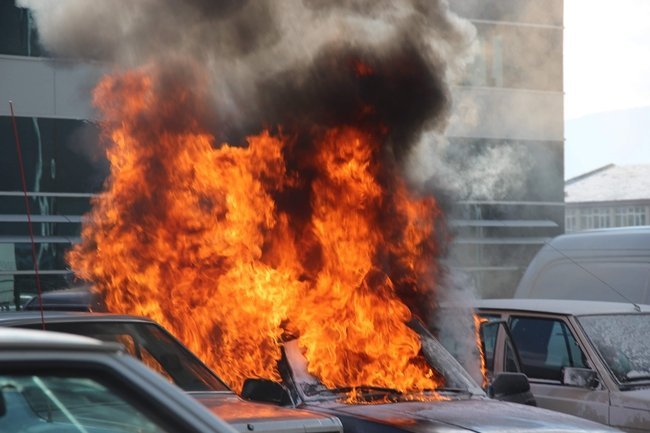 KARABÜK EĞİTİM VE ARAŞTIRMA HASTANESİNİN AÇIK OTOPARKINDA PARK HALİNDEKİ BİR OTOMOBİL YANDI. ALEVLERİN HIZLA YAYILDIĞI OTOMOBİLDEKİ YANDAKİ ARAÇLARA SIÇRADI. (YASİN ERDEM/KARABÜK-İHA)