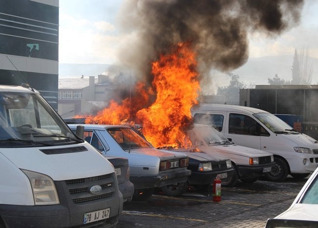 KARABÜK EĞİTİM VE ARAŞTIRMA HASTANESİNİN AÇIK OTOPARKINDA PARK HALİNDEKİ BİR OTOMOBİL YANDI. ALEVLERİN HIZLA YAYILDIĞI OTOMOBİLDEKİ YANDAKİ ARAÇLARA SIÇRADI. (YASİN ERDEM/KARABÜK-İHA)