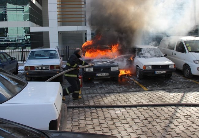 KARABÜK EĞİTİM VE ARAŞTIRMA HASTANESİNİN AÇIK OTOPARKINDA PARK HALİNDEKİ BİR OTOMOBİL YANDI. ALEVLERİN HIZLA YAYILDIĞI OTOMOBİLDEKİ YANDAKİ ARAÇLARA SIÇRADI. (YASİN ERDEM/KARABÜK-İHA)