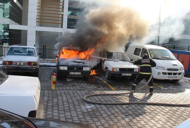 KARABÜK EĞİTİM VE ARAŞTIRMA HASTANESİNİN AÇIK OTOPARKINDA PARK HALİNDEKİ BİR OTOMOBİL YANDI. ALEVLERİN HIZLA YAYILDIĞI OTOMOBİLDEKİ YANDAKİ ARAÇLARA SIÇRADI. (YASİN ERDEM/KARABÜK-İHA)