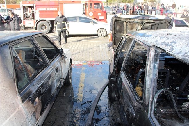 LPG’Lİ OLAN OTOMOBİLLER ŞANS ESERİ PATLAMAZKEN, ÇIKAN YANGINDA ALEVLERİN BAŞLADIĞI OTOMOBİL TAMAMEN YANARKEN, YETKİN YAŞAR’A AİT OTOMOBİLİN İÇ KISMI DİĞER OTOMOBİLİN İSE DIŞ KISMI KISMEN ZARAR GÖRDÜ. (YASİN ERDEM/KARABÜK-İHA)