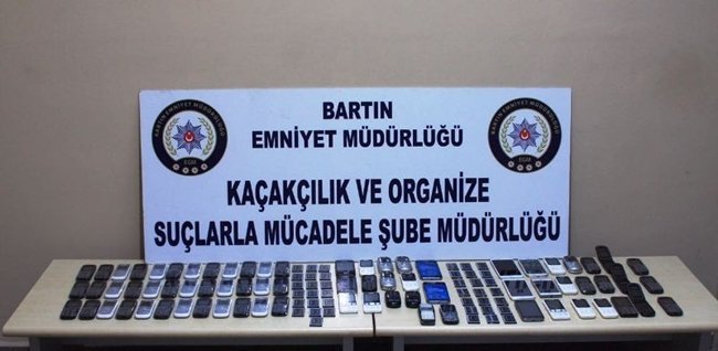 BARTIN POLİSİ TARAFINDAN YAPILAN OPERASYONDA, IMEI NUMARASI KLONLANMIŞ 74 ADET KAÇAK CEP TELEFONU ELE GEÇİRİLDİ. (MUSTAFA KURT/BARTIN-İHA)
