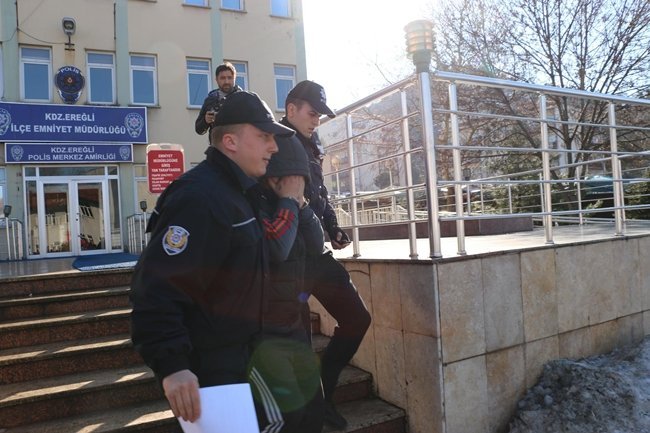 ZONGULDAK'IN EREĞLİ İLÇESİNDE KOM EKİPLERİ TARAFINDAN DÜZENLENEN OPERASYONDA, UYUŞTURUCU MADDE SATTIKLARI İDDİA EDİLEN İKİ KİŞİ GÖZALTINA ALINDI. (VEDAT KILIÇ/ZONGULDAK-İHA)