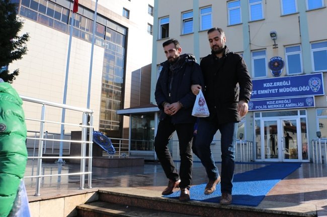 ZONGULDAK'IN EREĞLİ İLÇESİNDE KOM EKİPLERİ TARAFINDAN DÜZENLENEN OPERASYONDA, UYUŞTURUCU MADDE SATTIKLARI İDDİA EDİLEN İKİ KİŞİ GÖZALTINA ALINDI. (VEDAT KILIÇ/ZONGULDAK-İHA)