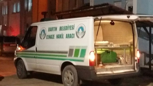 BARTIN’DA ÇALIŞTIĞI İNŞAATTAN DÜŞEN İŞÇİ HAYATINI KAYBETTİ. İŞÇİNİN CENAZESİ MORGA KALDIRILDI. (MUSTAFA KURT/BARTIN-İHA)