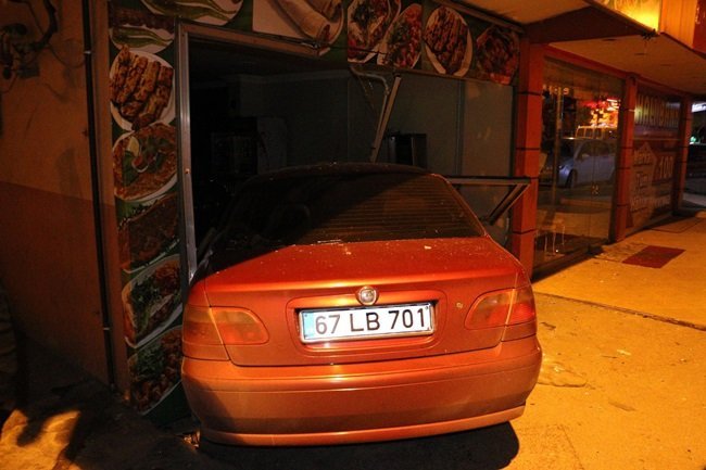 ZONGULDAK'IN EREĞLİ İLÇESİNDE ALKOLLÜ SÜRÜCÜ LOKANTAYA GİREREK DURABİLDİ. (VEDAT KILIÇ/ZONGULDAK-İHA)