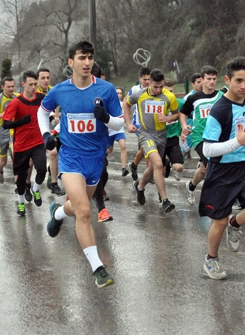ZONGULDAK'TA OKULLAR ARASI DÜZENLENEN KROSS KOŞUSUNDA DERECEYE GİRMEYE ÇALIŞAN ÖĞRENCİLER BİTİŞ ÇİZGİSİNDE BAYGINLIK GEÇİRDİ. YAKLAŞIK 5 KİLOMETRELİK MESAFEYİ KAT EDEN ÖĞRENCİLER, ÜZERİ KAPALI HALI SAHAYA YATARAK KENDİNE GELEBİLDİ. (SERTAÇ ÖZDEMİR/ZONGULDAK-İHA)