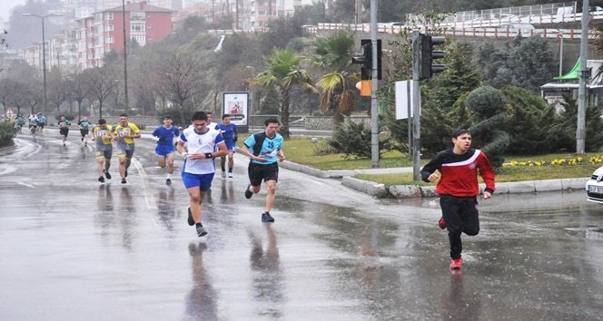 ZONGULDAK'TA OKULLAR ARASI DÜZENLENEN KROSS KOŞUSUNDA DERECEYE GİRMEYE ÇALIŞAN ÖĞRENCİLER BİTİŞ ÇİZGİSİNDE BAYGINLIK GEÇİRDİ. YAKLAŞIK 5 KİLOMETRELİK MESAFEYİ KAT EDEN ÖĞRENCİLER, ÜZERİ KAPALI HALI SAHAYA YATARAK KENDİNE GELEBİLDİ. (SERTAÇ ÖZDEMİR/ZONGULDAK-İHA)