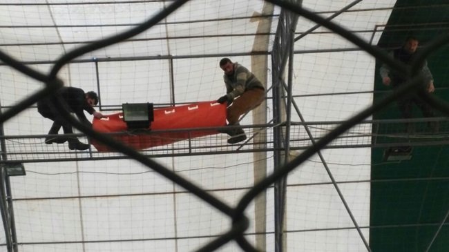 KASTAMONU’DA BİR HALI SAHANIN ELEKTRİK TESİSATINI YAPTIĞI ESNADA AKIMA KAPILAN İŞÇİ, AFAD EKİPLERİNİN ÇALIŞMASI SONRASI ÇATIDAN İNDİRİLEREK HASTANEYE KALDIRILDI. (VEDAT YUNUS İKİZOĞLU/KASTAMONU-İHA)