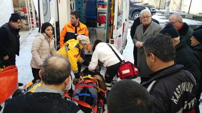 KASTAMONU’DA BİR HALI SAHANIN ELEKTRİK TESİSATINI YAPTIĞI ESNADA AKIMA KAPILAN İŞÇİ, AFAD EKİPLERİNİN ÇALIŞMASI SONRASI ÇATIDAN İNDİRİLEREK HASTANEYE KALDIRILDI. (VEDAT YUNUS İKİZOĞLU/KASTAMONU-İHA)