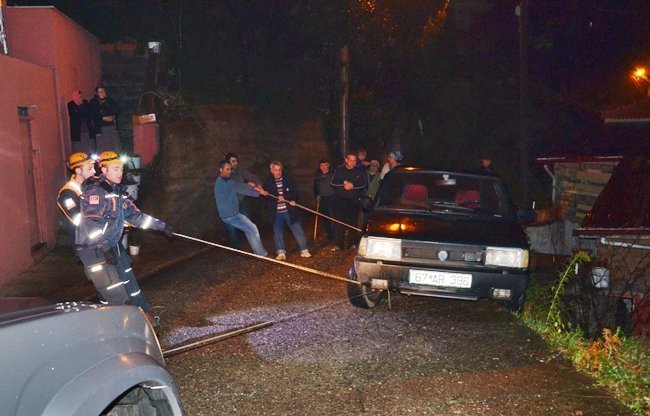 UÇURUMUN BAŞINDAKİ OTOMOBİL İSE AFAD EKİPLERİNCE YOLA ÇIKARTILDI. (ONUR ALTINDAĞ/ZONGULDAK-İHA)