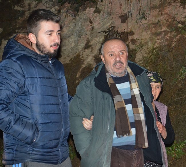 SÜRÜCÜ MUSTAFA K., ARAÇTAN İNDİKTEN SONRA BÜYÜK ŞOK YAŞADI. (ONUR ALTINDAĞ/ZONGULDAK-İHA)