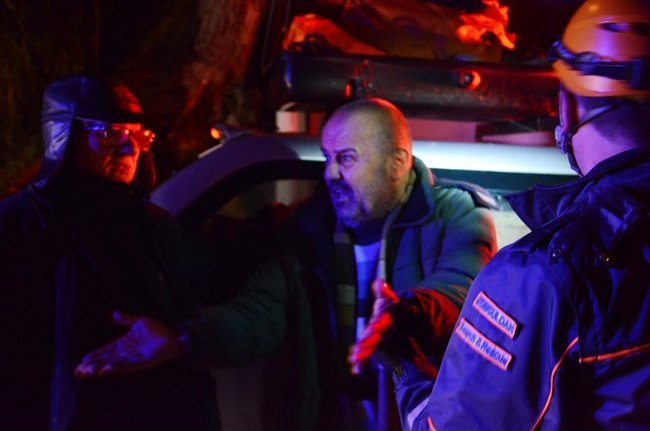 SÜRÜCÜ ÇEVREDEKİLER TARAFINDAN GÜÇLÜKLE SAKİNLEŞTİRİLDİ. (ONUR ALTINDAĞ/ZONGULDAK-İHA)