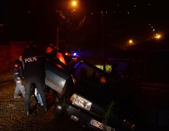 POLİS VE MAHALLELİ, İÇERİSİNDEKİ SÜRÜCÜYÜ KURTARMAK İÇİN OTOMOBİLİ DENGEDE TUTMAYA ÇALIŞTI. (ONUR ALTINDAĞ/ZONGULDAK-İHA)