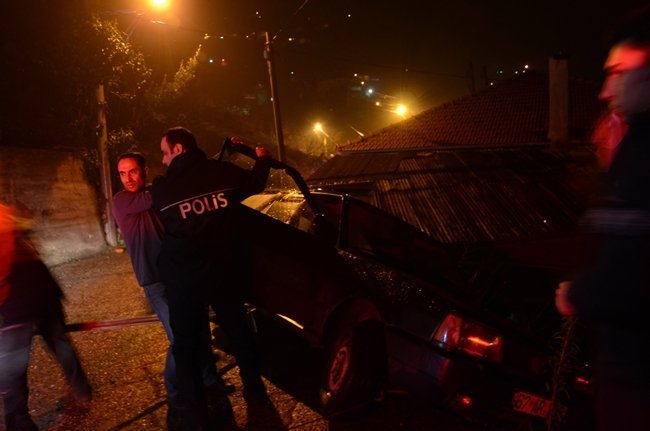 POLİS VE MAHALLE SAKİNLERİ İMECE USULÜYLE ŞOFÖR KURTARDI. (ONUR ALTINDAĞ/ZONGULDAK-İHA)