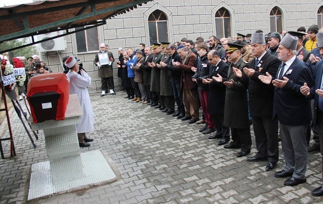 GEÇİRDİĞİ KALP KRİZİ SONUCU HAYATINI KAYBEDEN ÇORLU HAVA MEYDAN KOMUTANLIĞI’NDA GÖREVLİ ASTSUBAY KIDEMLİ BAŞÇAVUŞ RIZA ADA (50), KARABÜK’TE ASKERİ TÖRENLE SON YOLCULUĞUNA UĞURLANDI. (YASİN ERDEM/KARABÜK-İHA)