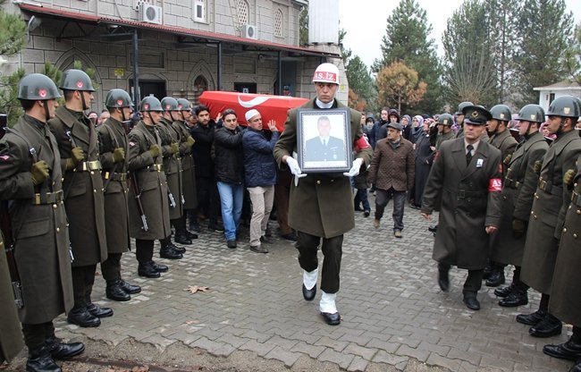 GEÇİRDİĞİ KALP KRİZİ SONUCU HAYATINI KAYBEDEN ÇORLU HAVA MEYDAN KOMUTANLIĞI’NDA GÖREVLİ ASTSUBAY KIDEMLİ BAŞÇAVUŞ RIZA ADA (50), KARABÜK’TE ASKERİ TÖRENLE SON YOLCULUĞUNA UĞURLANDI. (YASİN ERDEM/KARABÜK-İHA)