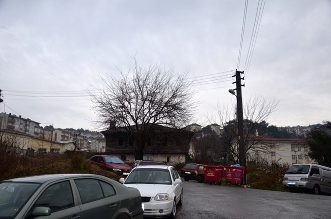 ZONGULDAK’IN ALAPLI İLÇESİNDE OSMANLI DÖNEMİNDE YAPILAN SON TARİHİ AHŞAP BİNA APARTMANLARIN ARASINDA AYAKTA KALMA MÜCADELESİ VERİYOR. AYNI DÖNEMDE YAPILAN 3 TARİHİ KONAK DAHA ÖNCE KUNDAKLAMA SONUCU YAKILIRKEN, KALAN SON ESERİN KORUNMASI İSTENİYOR. (ERTUĞRUL YÜKSEL/ZONGULDAK-İHA)