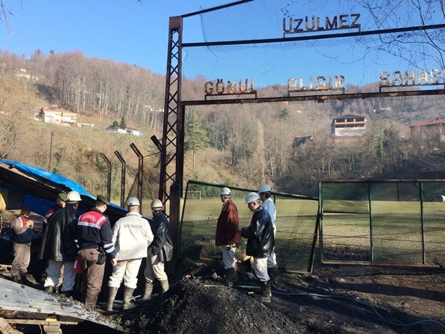 ZONGULDAK’TA BİR FUTBOL SAHASININ YAN TARAFINDAN AÇILARAK AÇILAN VE İŞLETİLDİĞİ TESPİT EDİLEN KAÇAK MADEN OCAĞI, EKİPLER TARAFINDAN İMHA EDİLDİ. (ONUR ALTINDAĞ/ZONGULDAK-İHA)