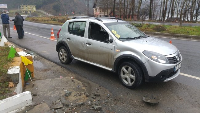 ZONGULDAK’IN EREĞLİ İLÇESİNDE GÜRKAN KOÇ (28) İDARESİNDEKİ 67 SL 010 PLAKALI OTOMOBİL VİRAJA HIZLI GİRİNCE YOL KENARINDA PETROL İSTASYONUNUN DUVARINA ÇARPTI. KAZADA YARALANAN BİRİ BEBEK 6 KİŞİ HASTANEYE KALDIRILDI. (VEDAT KILIÇ/ZONGULDAK-İHA)
