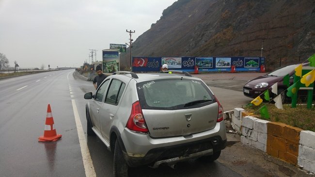 ZONGULDAK’IN EREĞLİ İLÇESİNDE GÜRKAN KOÇ (28) İDARESİNDEKİ 67 SL 010 PLAKALI OTOMOBİL VİRAJA HIZLI GİRİNCE YOL KENARINDA PETROL İSTASYONUNUN DUVARINA ÇARPTI. KAZADA YARALANAN BİRİ BEBEK 6 KİŞİ HASTANEYE KALDIRILDI. (VEDAT KILIÇ/ZONGULDAK-İHA)