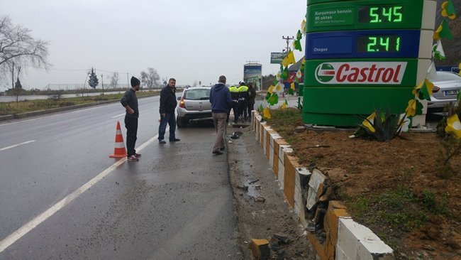 ZONGULDAK’IN EREĞLİ İLÇESİNDE GÜRKAN KOÇ (28) İDARESİNDEKİ 67 SL 010 PLAKALI OTOMOBİL VİRAJA HIZLI GİRİNCE YOL KENARINDA PETROL İSTASYONUNUN DUVARINA ÇARPTI. KAZADA YARALANAN BİRİ BEBEK 6 KİŞİ HASTANEYE KALDIRILDI. (VEDAT KILIÇ/ZONGULDAK-İHA)
