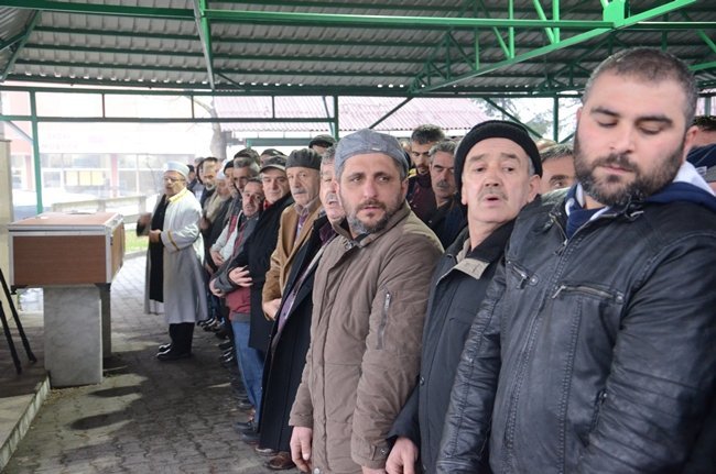 ZONGULDAK’TA ÖZEL BİR MADEN OCAĞINDA GEÇİRDİĞİ İŞ KAZASI SONUCU AĞIR YARALANAN VE SEVK EDİLDİĞİ ANKARA’DA YAŞAMINI YİTİREN MADEN İŞÇİSİ SON YOLCULUĞUNA UĞURLANDI. (ONUR ALTINDAĞ - SERTAÇ ÖZDEMİR/ZONGULDAK-İHA)