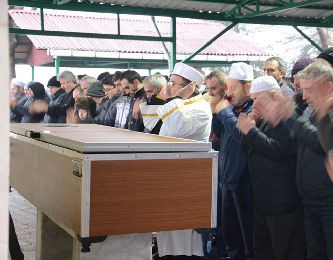 ZONGULDAK’TA ÖZEL BİR MADEN OCAĞINDA GEÇİRDİĞİ İŞ KAZASI SONUCU AĞIR YARALANAN VE SEVK EDİLDİĞİ ANKARA’DA YAŞAMINI YİTİREN MADEN İŞÇİSİ SON YOLCULUĞUNA UĞURLANDI. (ONUR ALTINDAĞ - SERTAÇ ÖZDEMİR/ZONGULDAK-İHA)