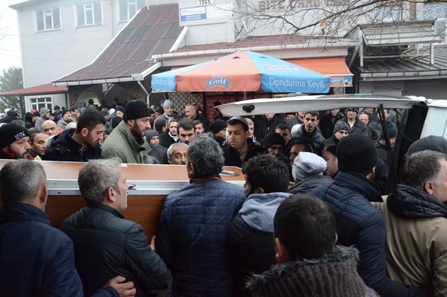 ZONGULDAK’TA ÖZEL BİR MADEN OCAĞINDA GEÇİRDİĞİ İŞ KAZASI SONUCU AĞIR YARALANAN VE SEVK EDİLDİĞİ ANKARA’DA YAŞAMINI YİTİREN MADEN İŞÇİSİ SON YOLCULUĞUNA UĞURLANDI. (ONUR ALTINDAĞ - SERTAÇ ÖZDEMİR/ZONGULDAK-İHA)