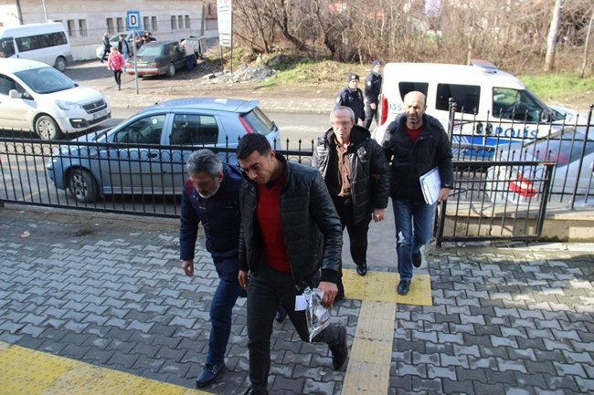 KIRGIZ UYRUKLU İKİ KADINA FUHUŞ YAPTIRDIĞI İDDİASI İLE GÖZALTINA ALINAN İKİ KİŞİ ADLİYEYE GETİRİLDİ. (VEDAT KILIÇ/ZONGULDAK-İHA)