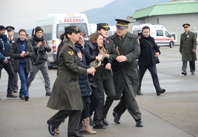 SURİYE’NİN EL-BAB BÖLGESİNDE DAEŞ TARAFINDAN DÜZENLENEN SALDIRIDA ŞEHİT DÜŞEN 27 YAŞINDAKİ UZMAN ÇAVUŞ BAHATTİN BAKIR’IN NAAŞI, TSK’YA AİT UÇAKLA ZONGULDAK HAVALİMANI’NA GETİRİLDİ. (ONUR ALTINDAĞ - SERTAÇ ÖZDEMİR/ZONGULDAK-İHA)