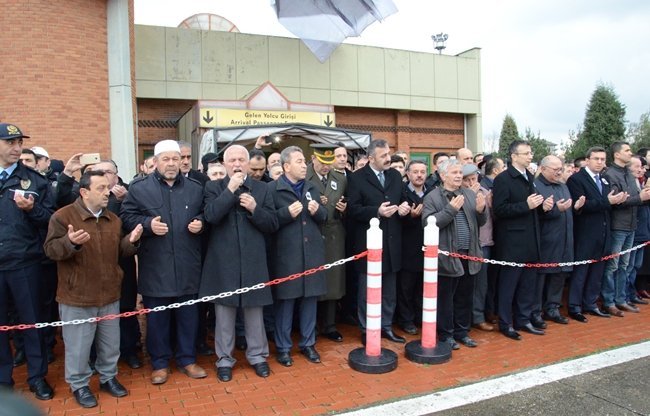 SURİYE’NİN EL-BAB BÖLGESİNDE DAEŞ TARAFINDAN DÜZENLENEN SALDIRIDA ŞEHİT DÜŞEN 27 YAŞINDAKİ UZMAN ÇAVUŞ BAHATTİN BAKIR’IN NAAŞI, TSK’YA AİT UÇAKLA ZONGULDAK HAVALİMANI’NA GETİRİLDİ. (ONUR ALTINDAĞ - SERTAÇ ÖZDEMİR/ZONGULDAK-İHA)