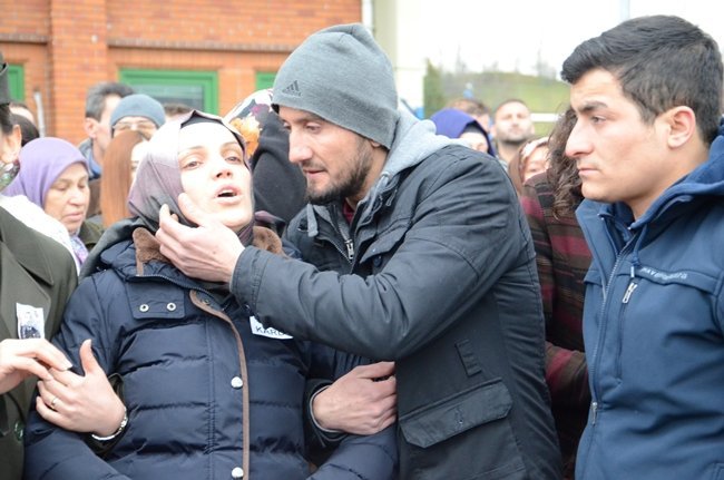 KARŞILAMA TÖRENİNDE ŞEHİDİN KIZ KARDEŞLERİ FENALIK GEÇİRDİ. (ONUR ALTINDAĞ - SERTAÇ ÖZDEMİR/ZONGULDAK-İHA)