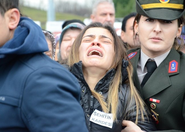 BEKAR OLDUĞU ÖĞRENİLEN ŞEHİDİN KARŞILAMA TÖRENİNDE, KIZ KARDEŞLERİ BAYGINLIK GEÇİRDİ. ŞEHİDİN KIZ KARDEŞİ NAFİZE KÜÇÜKKAYA "SENİ YAYA GÖNDERDİK, TABUTUN GELDİ" DİYE FERYAT ETTİ. ŞEHİDİN NAAŞI OMUZLARA ALINARAK CENAZE ARACINA TAŞINDI. CENAZE KONVOYU DEVREK İLÇESİNE HAREKET ETTİ. (ONUR ALTINDAĞ - SERTAÇ ÖZDEMİR/ZONGULDAK-İHA)