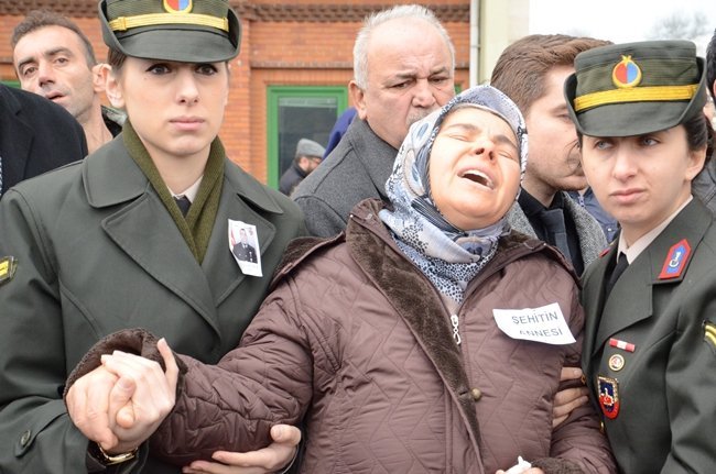 ŞEHİDİN ANNESİ HATİME BAKIR AYAKTA DURMAKTA GÜÇLÜK ÇEKTİ. (ONUR ALTINDAĞ - SERTAÇ ÖZDEMİR/ZONGULDAK-İHA)