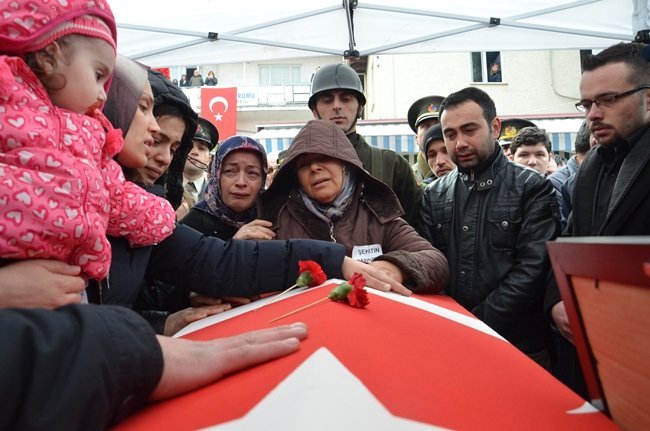 ŞEHİDİN AİLESİ, DAKİKALARCA TABUTUN BAŞINDA GÖZYAŞI DÖKTÜ. (FİKRİ ERDEM - ONUR ALTINDAĞ - SERTAÇ ÖZDEMİR/ZONGULDAK-İHA)