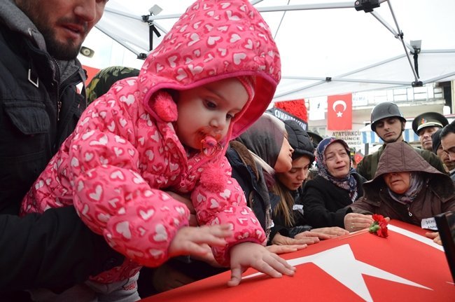 ŞEHİDİN 1.5 YAŞINDAKİ YEĞENİ BUĞLEMNUR KÜÇÜKKAYA, DAYISININ TABUTUNU DAKİKALARCA ELLERİYLE SEVDİ. (FİKRİ ERDEM - ONUR ALTINDAĞ - SERTAÇ ÖZDEMİR/ZONGULDAK-İHA)