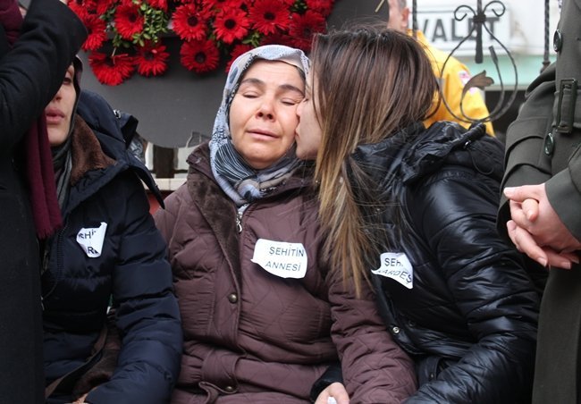 ŞEHİDİN KIZKARDEŞİ HABİBE BAKIR, ANNESİ HATİME BAKIR'I ÖPEREK TESELLİ ETTİ. (FİKRİ ERDEM - ONUR ALTINDAĞ - SERTAÇ ÖZDEMİR/ZONGULDAK-İHA)