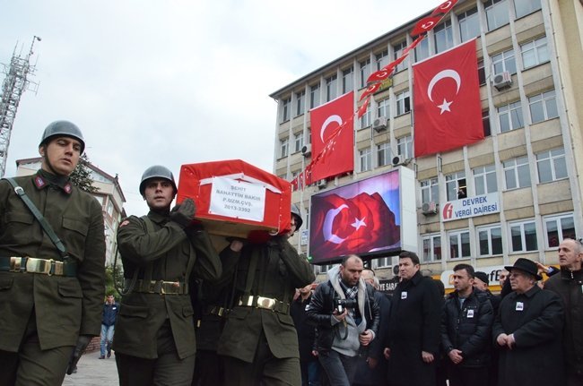 ŞEHİDİN NAAŞI, DEVREK MERKEZ YENİ CAMİİ'NDE KILINAN CENAZE NAMAZININ ARDINDAN ŞEHİTLİĞE DEFNEDİLDİ. (FİKRİ ERDEM - ONUR ALTINDAĞ - SERTAÇ ÖZDEMİR/ZONGULDAK-İHA)