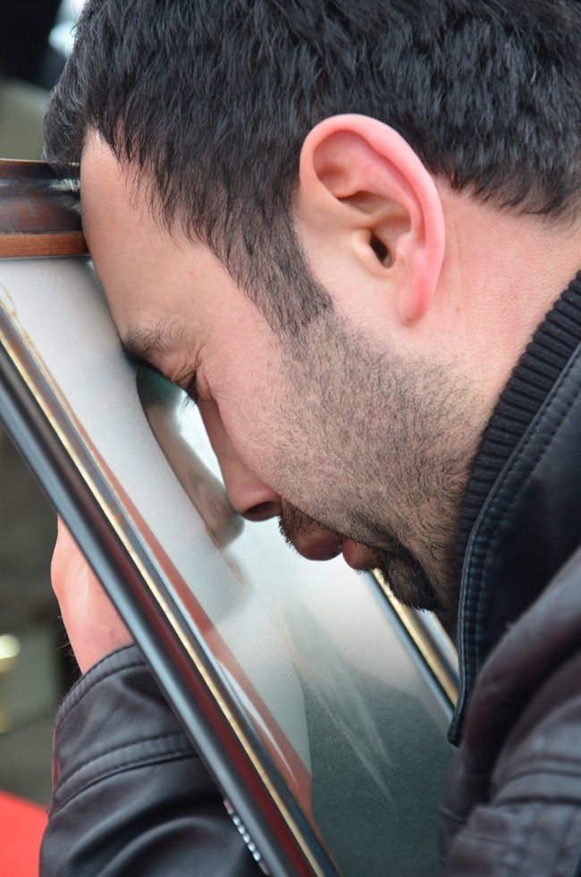 MURAT BAKIR, ŞEHİT OLAN AMCASININ OĞLUNUN FOTOĞRAFINA SARILDI. (FİKRİ ERDEM - ONUR ALTINDAĞ - SERTAÇ ÖZDEMİR/ZONGULDAK-İHA)