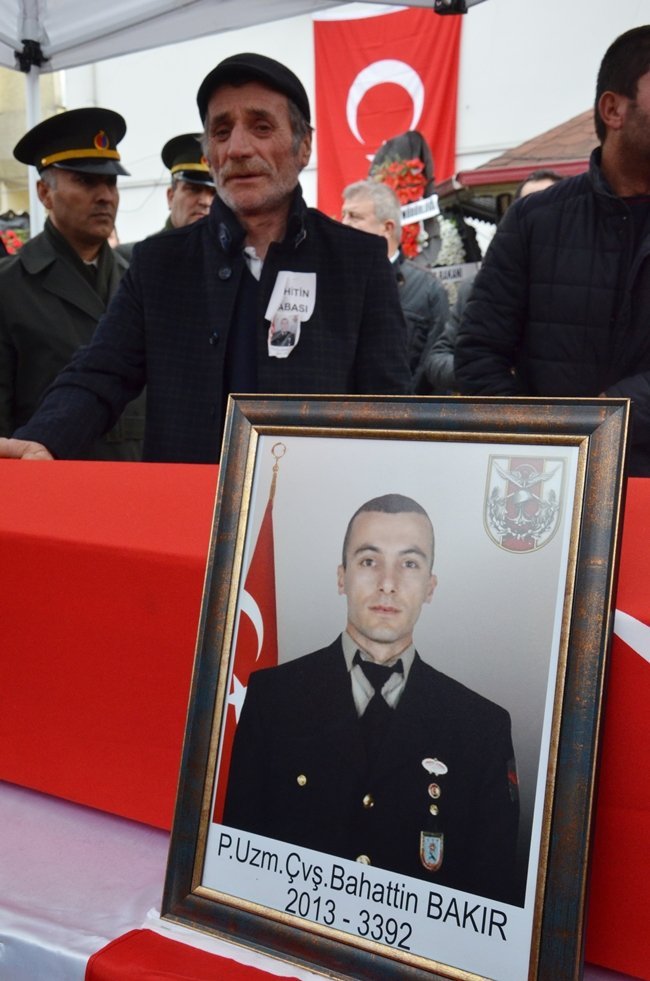 ŞEHİDİN BABASI HÜSEYİN BAKIR, OĞLUNUN TABUTU BAŞINDA GÖZYAŞI DÖKTÜ. (FİKRİ ERDEM - ONUR ALTINDAĞ - SERTAÇ ÖZDEMİR/ZONGULDAK-İHA)