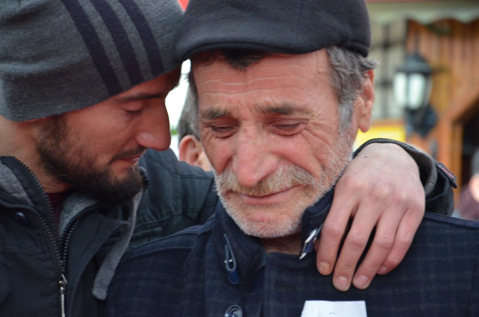ŞEHİDİN BABASI HÜSEYİN BAKIR'I YAKINLARI TESELLİ ETTİ. (FİKRİ ERDEM - ONUR ALTINDAĞ - SERTAÇ ÖZDEMİR/ZONGULDAK-İHA)